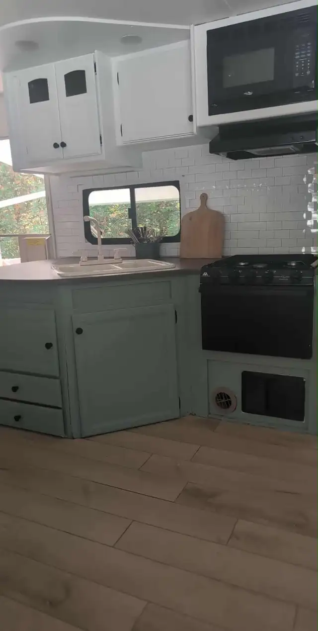 31 feet Trailer on lot- Westport Ontario  in Travel Trailers & Campers in Kingston - Image 11