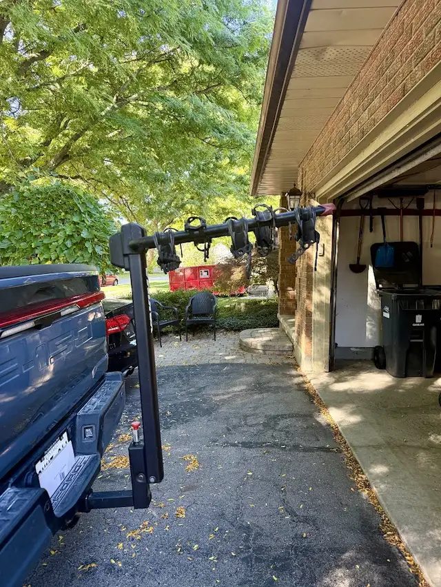 Yakima DoubleDown 5 - 5 Bike Hitch Mount Bike Rack - With Lock in Other in Guelph - Image 5