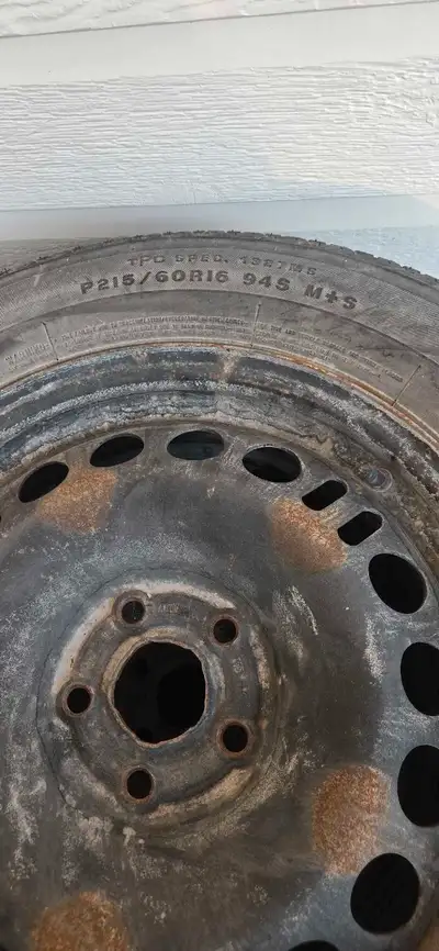 Pneus fini mais les roues ont rouler 2 saisons pas manger par la rouille allaient sur un chevrolet c...
