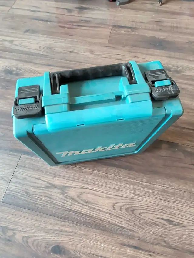 Makita 5\8 Hammer Drill in Power Tools in Mississauga / Peel Region - Image 4