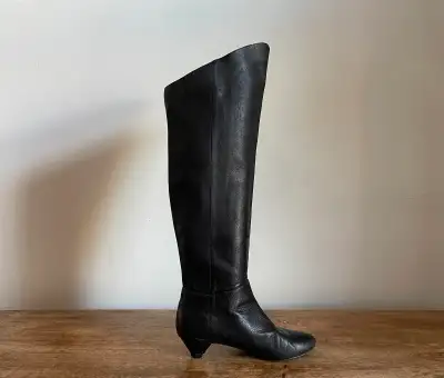 Bottes hautes pour dame grandeur 8.5 en cuir souple., View more