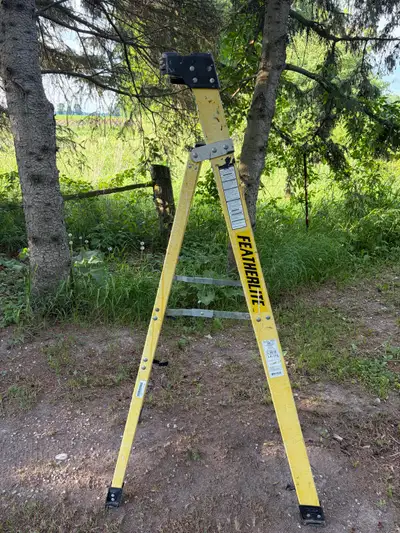I am selling a pre-owned Featherlite 6ft fiberglass ladder, model FL-30X1-06. This industrial-grade...