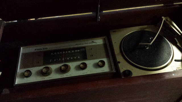 classic Stereo _ Record Player Console in Stereo Systems & Home Theatre in Leamington - Image 2