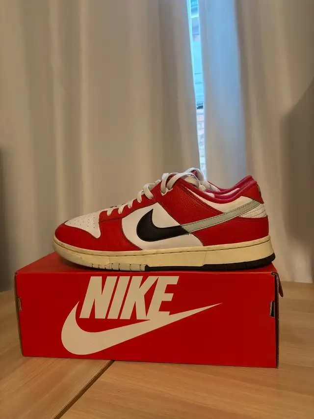 Nike dunk Chicago split size 11,5 in Men's Shoes in City of Toronto - Image 4