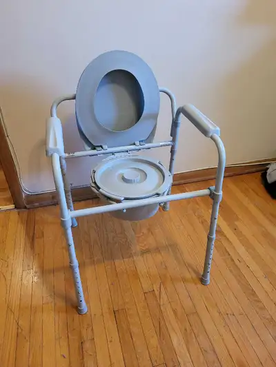 This pre-owned Drive Medical bedside commode chair, model RTL11158KDR, is a reliable and sturdy aid...