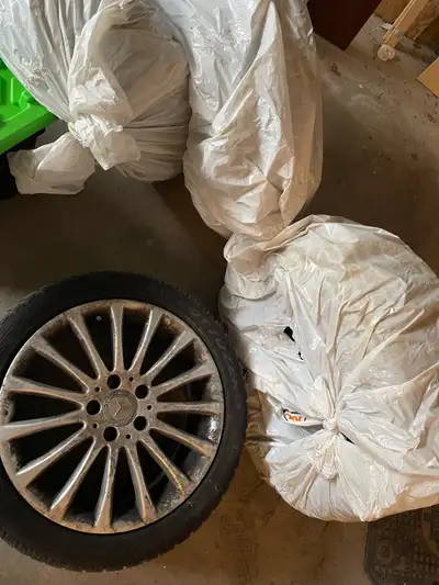 Selling a set of 17” Mercedes rims in great condition. Comes with pirelli 225/45R17 winter tires