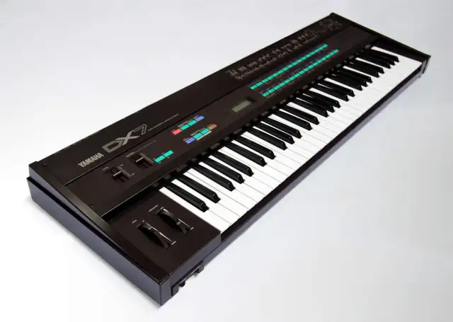Yamaha DX7 with 2 Voice ROM