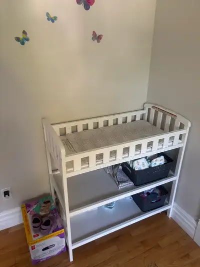Je vends une table à langer blanche à trois niveaux, parfaite pour organiser les essentiels de bébé...