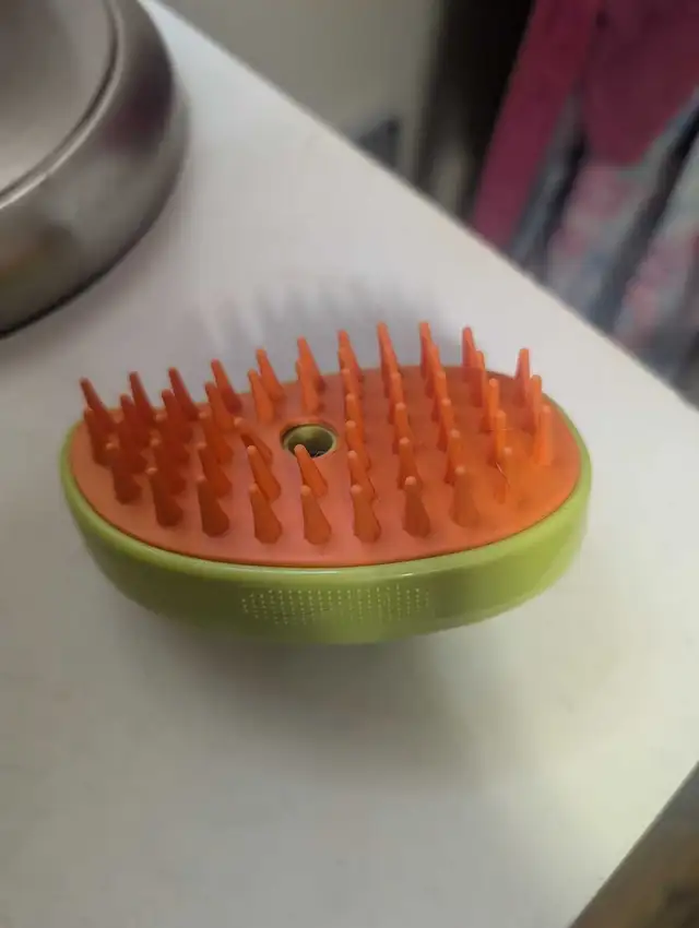PET MASSAGING SPRAY BRUSH in Accessories in Edmonton - Image 5
