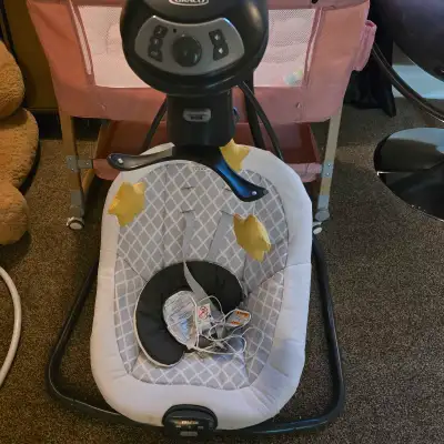 Graco Baby Swing with Multi-Direction, swing side ways or it swivel and goes front and back. Multi s...