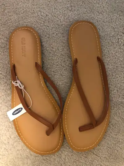 Ladies faux leather flip flops, size 9