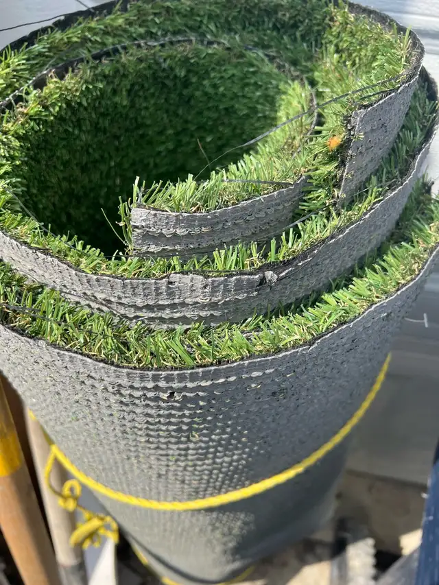 Artificial Turf 41”x41” each i have 2 of them in Plants, Fertilizer & Soil in City of Toronto - Image 2