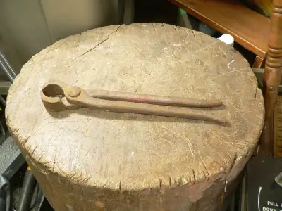 plusieurs outils antique a différent prix, View more