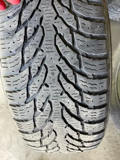4 pneus d’hiver Nokian Hakkapeliitta 9 SUV 225 60 18 Bonne condition English or French OK