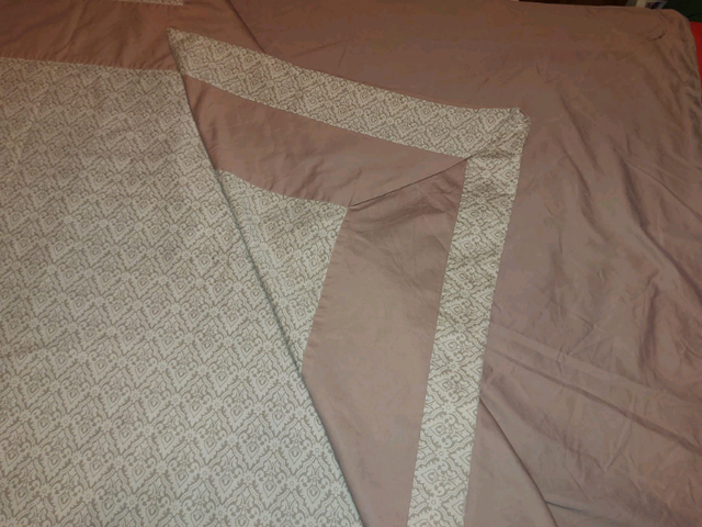 Fieldcrest Luxury King Bed comforter cover with 2 shams in Bedding in Oshawa / Durham Region - Image 2