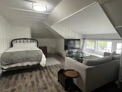 Fully furnished bachelor suite with a fully equiped kitchen, laundry onsite, wifi, Netflix and Prime...