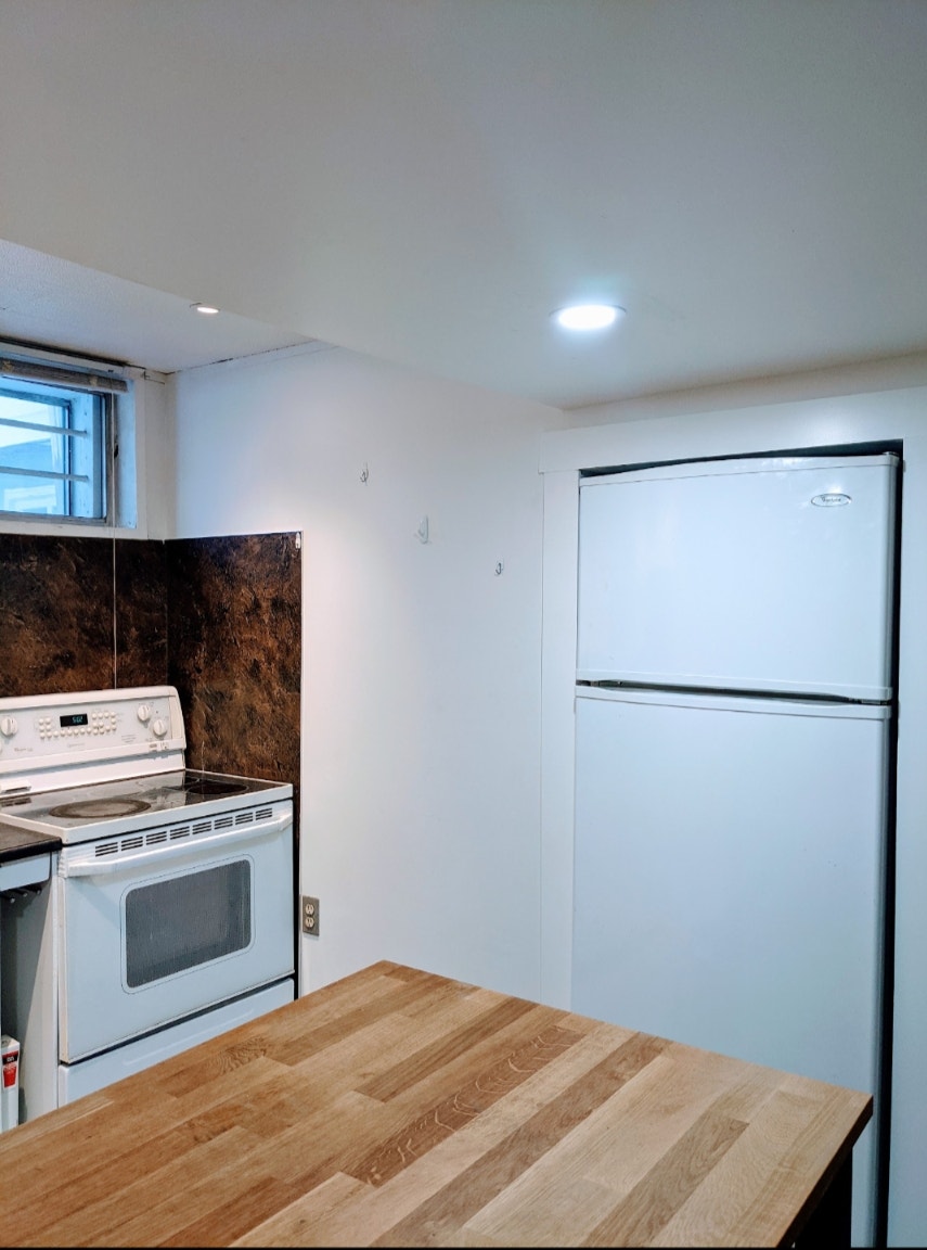 lower 2 bedroom suite for rent in Rosscarrock 5