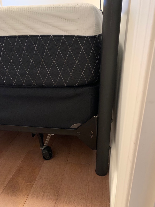 Base de lit Queen (tête de lit en métal noir) et sommier Lits et