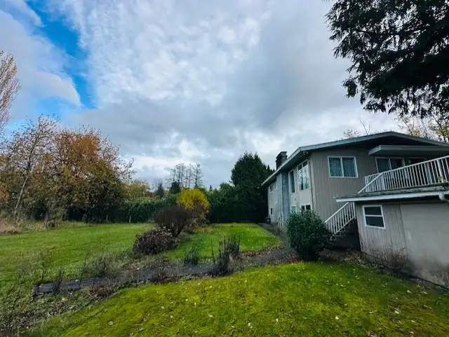 Lovely Family Acreage Home With Wonderful Views in Cloverdale in Land for Sale in Delta/Surrey/Langley - Image 5