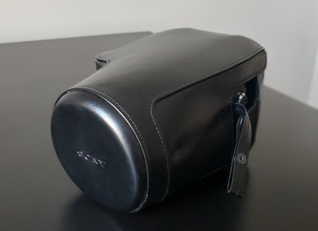 Sony Cyber-Shot DSC-RX10 IV Camera + protective case in Cameras & Camcorders in Vancouver - Image 4