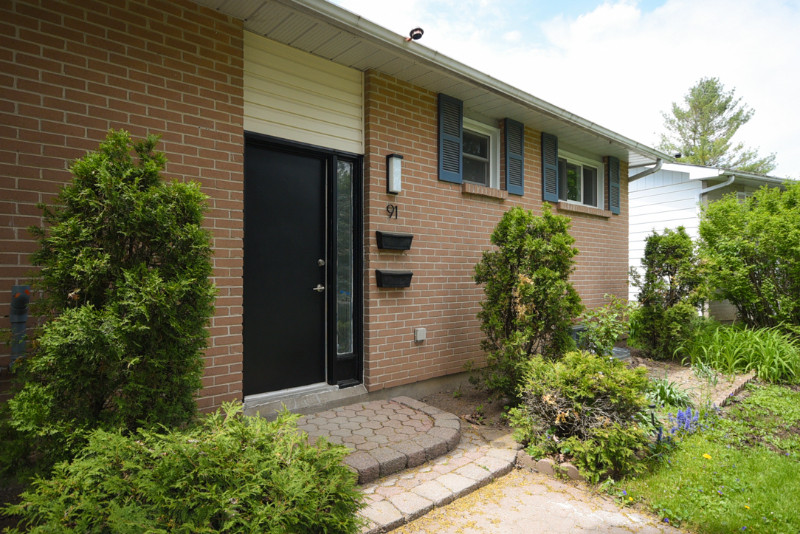 Recently Renovated 3 Bedroom Upper Unit in the Heart of Kanata Long