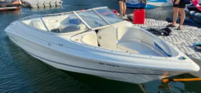 This pre-owned 2001 Campion Bowrider features a powerful 195 HP Volvo inboard/outboard engine, perfe...