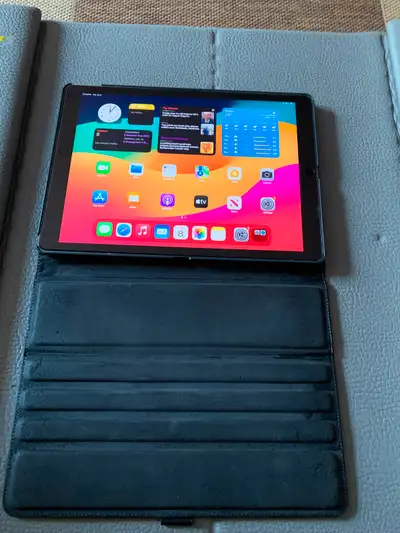 In good working condition. All functions still work as they should including Touch ID. Just don’t us...