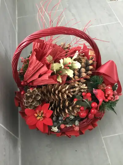 Panier rond en rotin de couleur rouge décoratif avec anse, View more