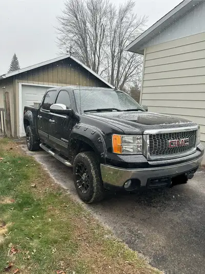 2008 gmc sierra 1500 crew cab sle 5.5 box 5.3 V8 with 235,000km 4x4 Comes on aftermarket rims with B...