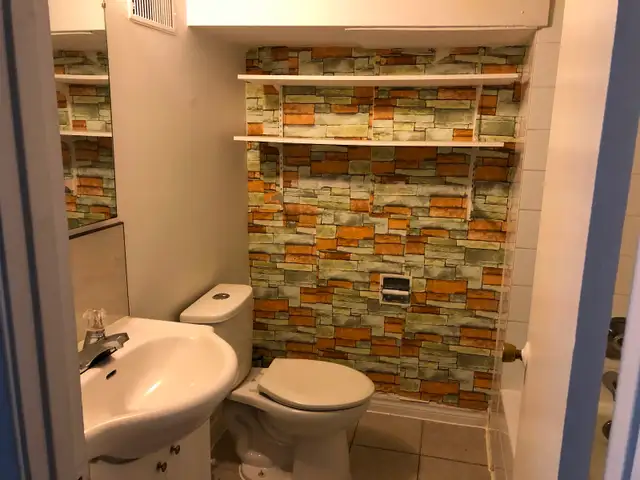 STEELES AND BATHURST BRIGHT ROOM BASEMENT -1min TO PLAZA/BUS