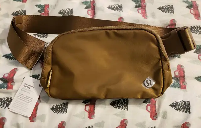 Lululemon everywhere belt bag in Women's - Bags & Wallets in Barrie - Image 2