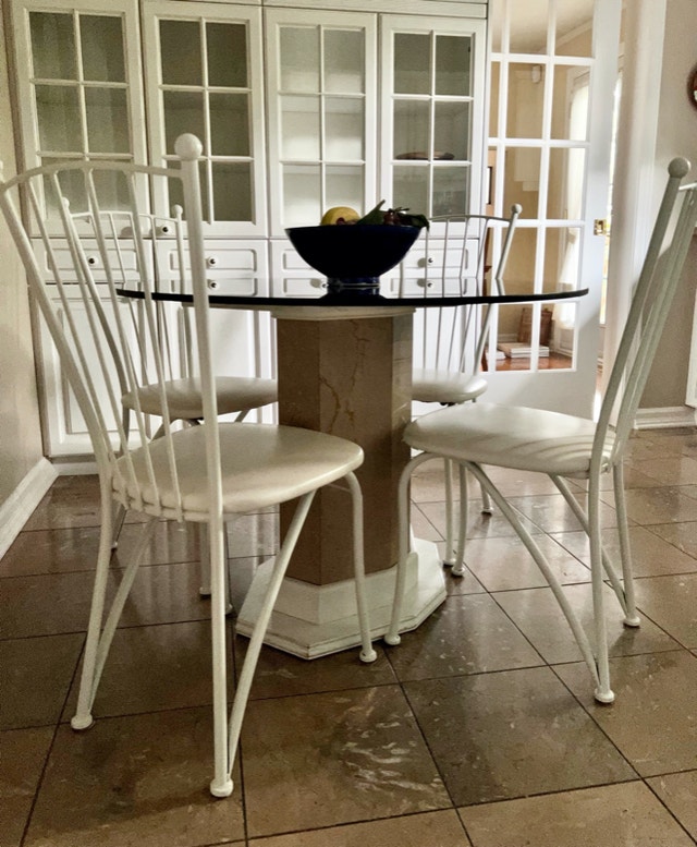 Mobilier salle à manger / cuisine (table ronde en verret chaise) Dining Tables & Sets