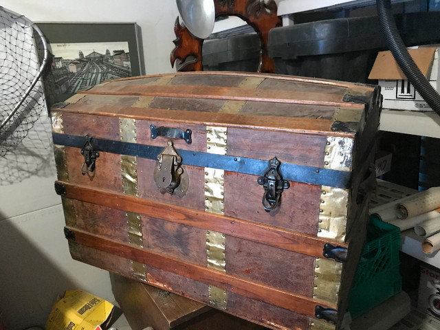 Antique leather in metal covered trunk dans Décoration intérieure et accessoires  à Comté de Strathcona