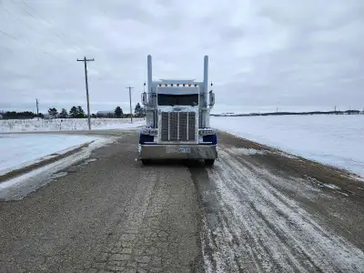 2003 Peterbilt 379l with a fresh rebuilt 6NZ Caterpillar kit, 18speed transmission, 22.5 Michelin ti...