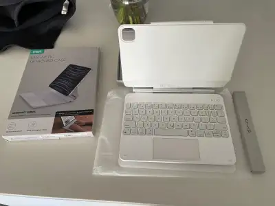 ESR Magnetic Keyboard Case- for iPad Air 4/5/6, Pro 11- New, View more