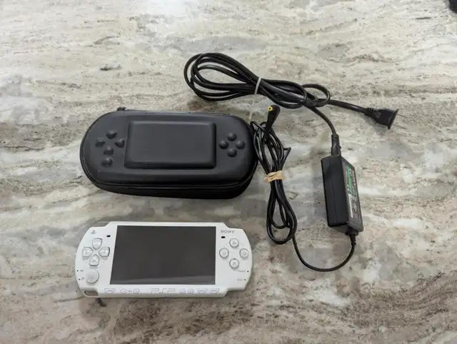 128 GB PSP 2000 White with 400+ Games in Sony PSP & Vita in City of Toronto - Image 3