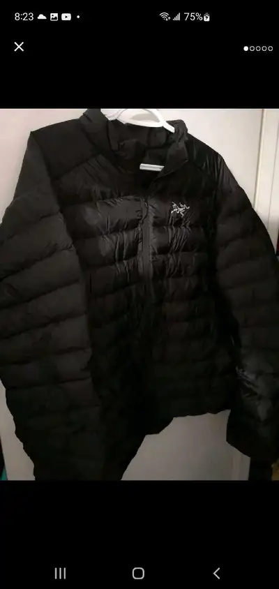 ARCTERYX BLACK DOWN JACKET MENS SIZE XL LIKE NEW EXCEPT FOR A TINY 1 CM CUT NEAR THE BOTTOM SEE PIC...