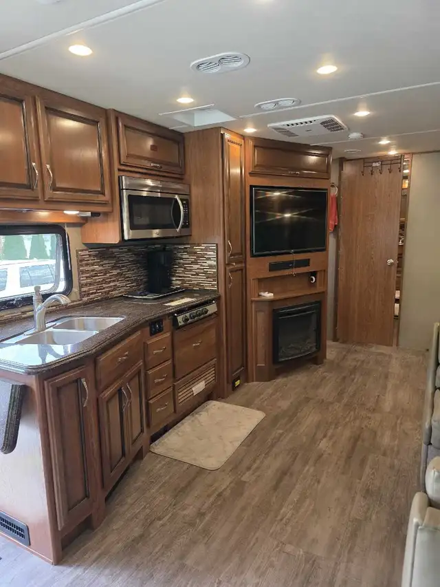 2017 Fleetwood Pace Arrow Class A in RVs & Motorhomes in Vernon - Image 4