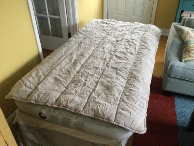 Twin Inflatable Bed in Beds & Mattresses in Oshawa / Durham Region - Image 5