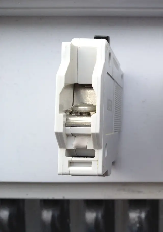 1 DISJONCTEUR-CIRCUIT BREAKER SYLVANIA 15 AMP in Electrical in West Island - Image 3
