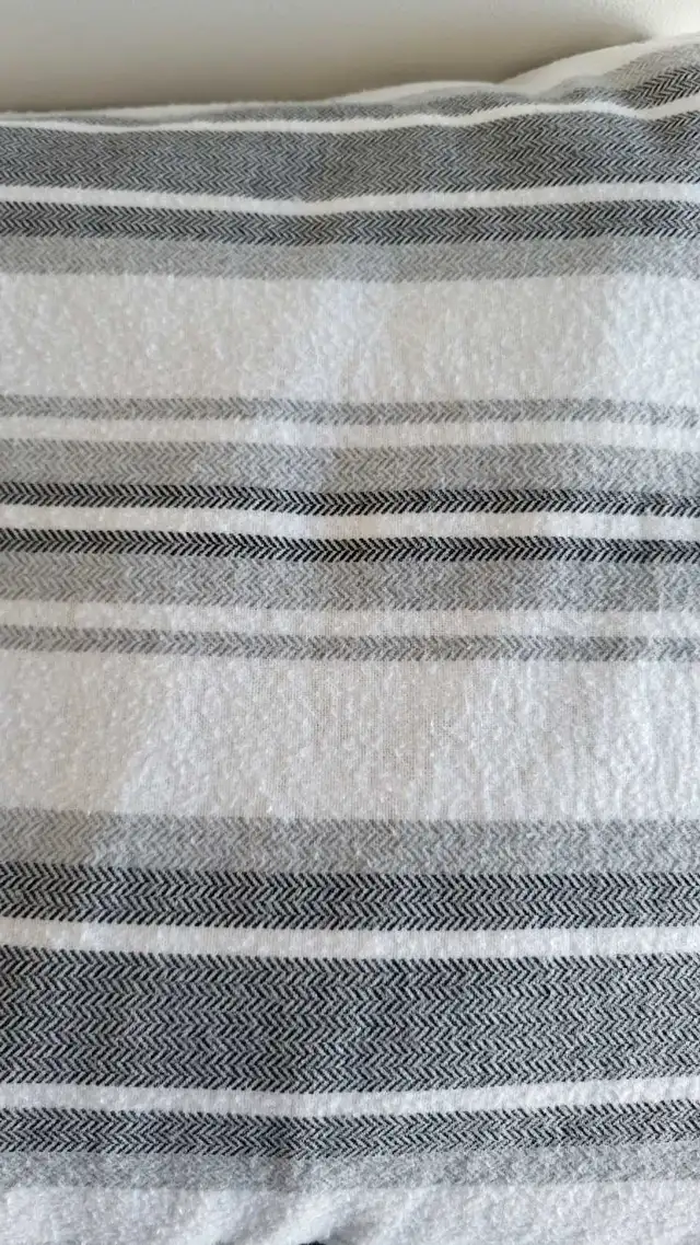 Flannel Striped King Bed Sheet Set in Bedding in Gatineau - Image 5