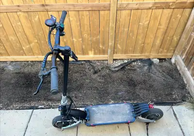 It’s barely used it can go 32 kph it has some scratches but it runs fine. let me know if you interes...