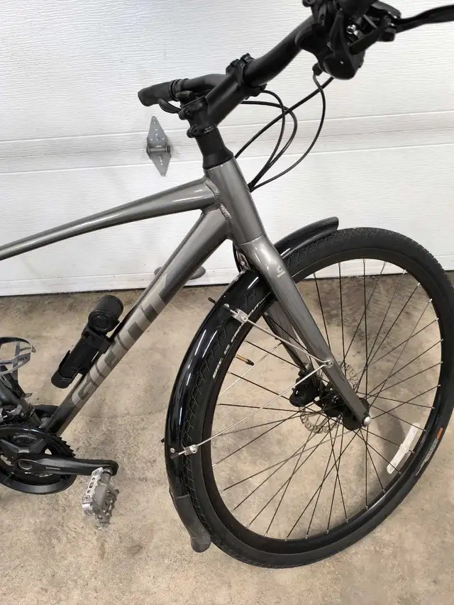 Vélo Hybride Giant Scape Disc 1 Hybrid Bicycle, Taille/Size S in Road in City of Montréal - Image 10