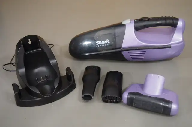Shark cordless vacuum cleaner in Vacuums in Calgary - Image 2