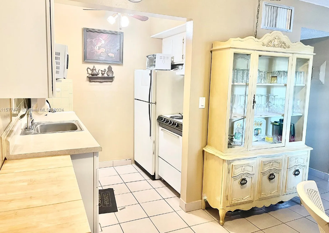 Hollywood, FLA 2 BDRM Condo for rent  $1750 per month in Florida in Canada - Image 4