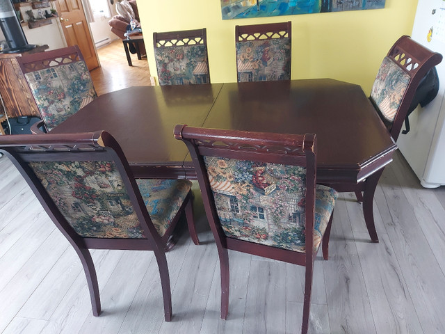 6 Chaises (table vendue) dans Mobilier de salle à manger et cuisine  à Ouest de l’Île - Image 2