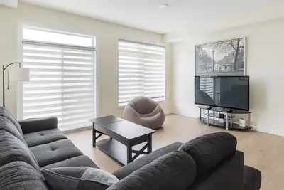 Comfy 2BR Townhome—Mins to Innisfil Beach Park & Friday Harbour!, View more