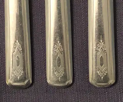 This is a beautiful set of 8 silver plated classic Art Deco Knives from Wm. A. Rogers/Oneida. The pa...