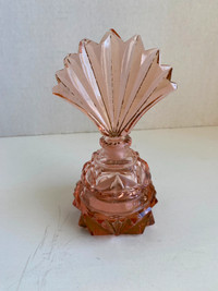 Ancienne bouteille de parfum rose en verre taillé
