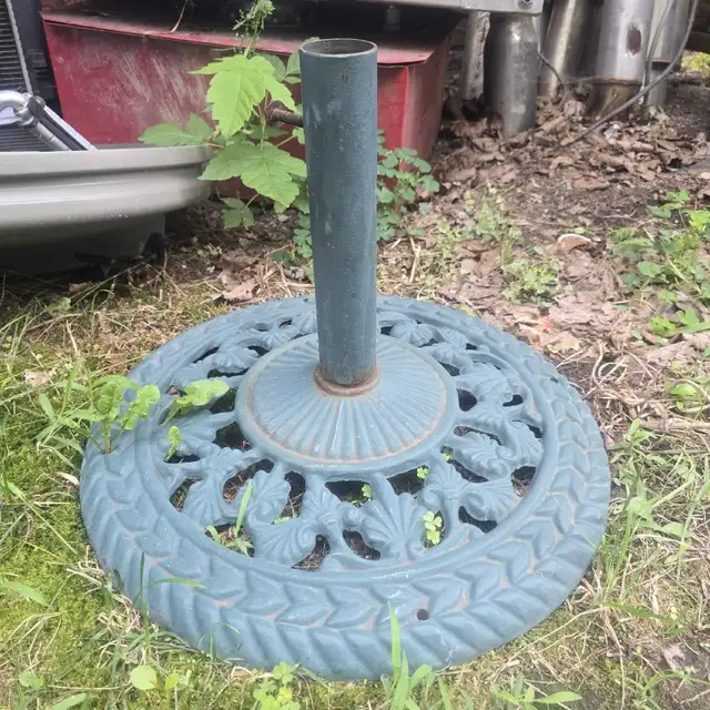 Cast iron Patio Umbrella Base in Patio & Garden Furniture in Kawartha Lakes - Image 3